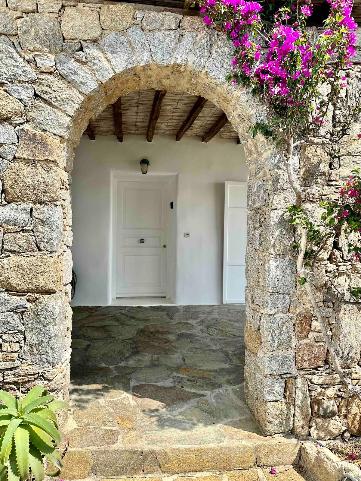 Villa Ruffi Mykonos, cortile in pietra