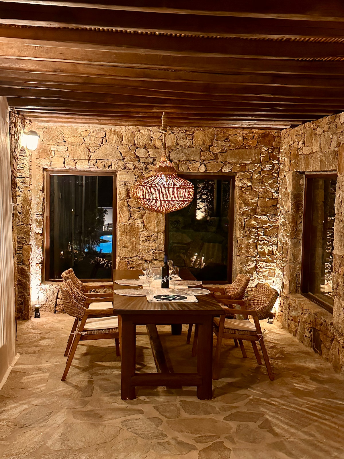 Villa Ruffi Mykonos, patio in pietra illuminato di sera