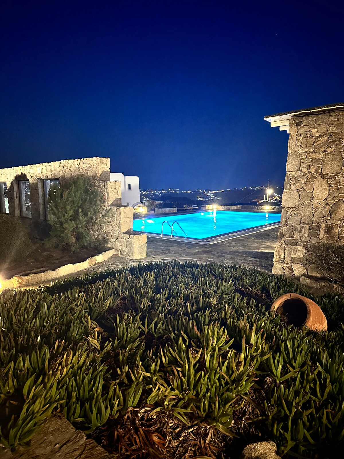 Villa Ruffi Mykonos, piscina illuminata di notte